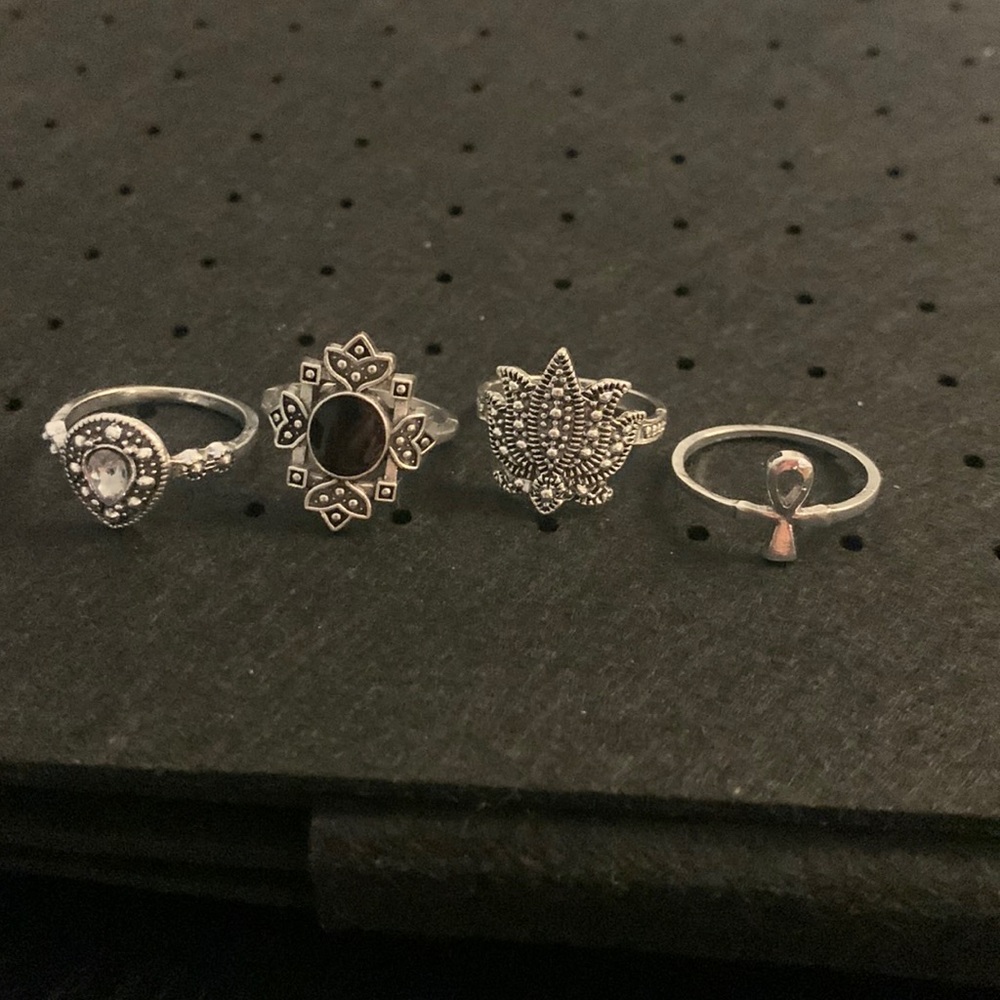 4 silvery rings